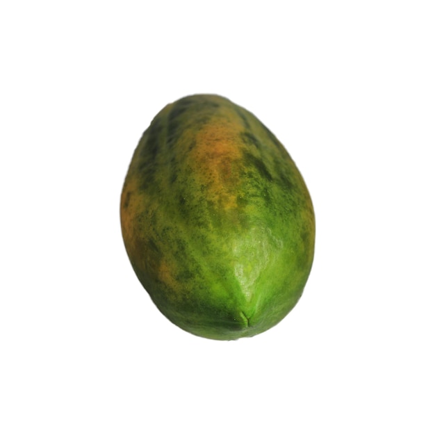 Zielone świeże owoce papai na białym tle.