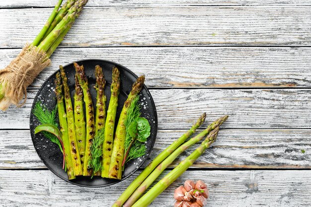 Zielone szparagi grillowane z przyprawami Zdrowa żywność Widok z góry Wolne miejsce na tekst