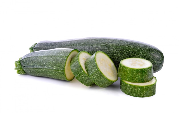 Zielone warzywa cukinia na białym tle