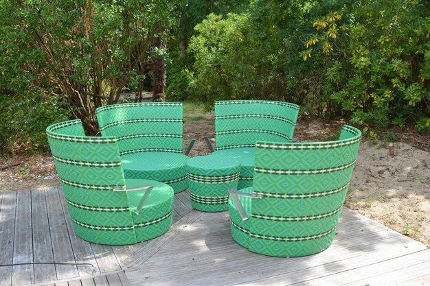 Zielone Wiklinowe Krzesła I Stół W Restauracji