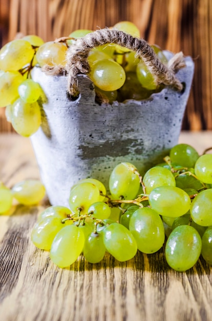 Zielone winogrona w koszu na stole