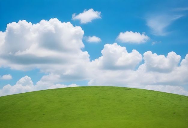 Zielone wzgórze z czystym niebieskim niebem i rozproszonymi chmurami