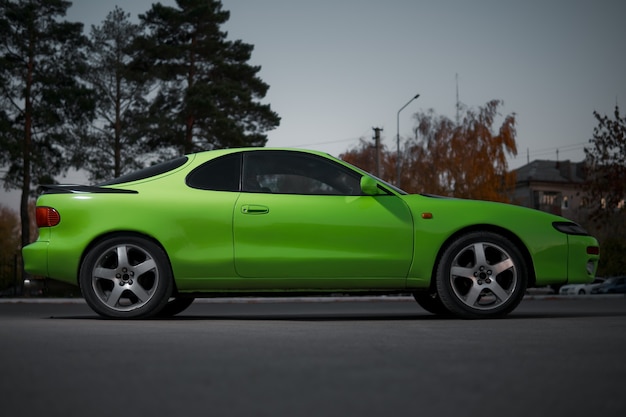 Zielono-czarne sportowe coupe z dużymi kołami. Japoński oldtimer.