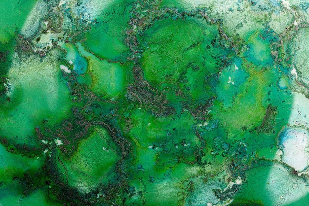 Zdjęcie zielony alkohol w płynnym tle
