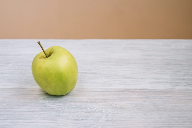 Zielony Apple na pustym drewnianym stole