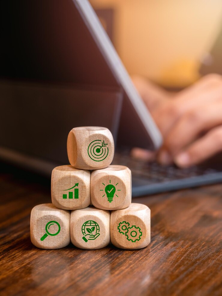 Zielony biznes przywództwo cel marketingowy cel cel proces i plan działania koncepcja Strategia biznesowa ikony na drewnianych blokach sześciennych etapy piramidy na biurku w pobliżu osoby praca z cyfrowym tabletem komputerowym