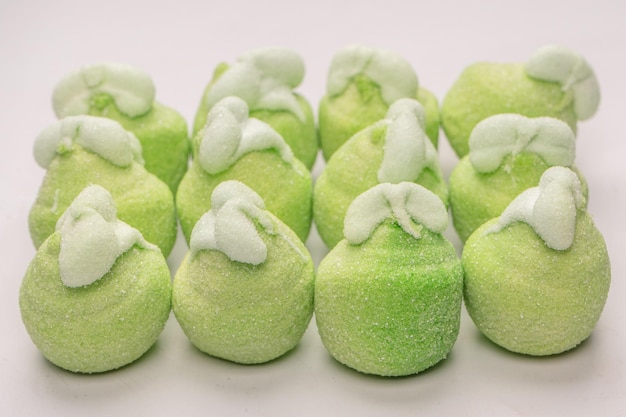 Zdjęcie zielony cukierek prawoślazu na białym tle