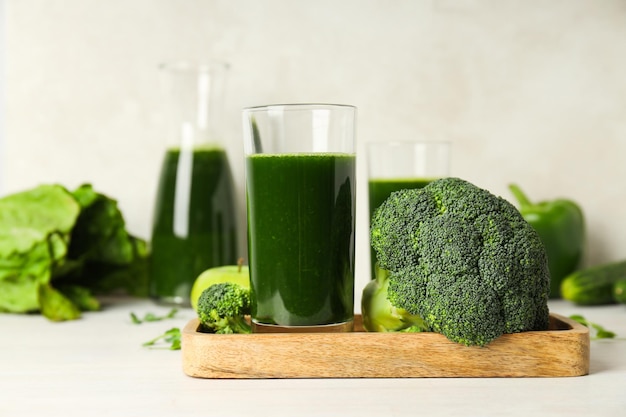 Zielony detox smoothie koncepcja zdrowego odżywiania i zdrowego stylu życia