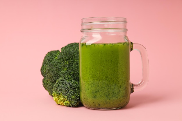 Zielony detox smoothie koncepcja zdrowego odżywiania i zdrowego stylu życia