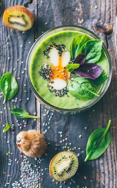 Zdjęcie zielony detox smoothie szpinak kiwi nasiona chia i jajko przepiórki