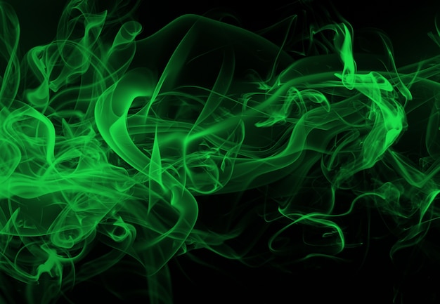 Zielony dym streszczenie na czarnym tle