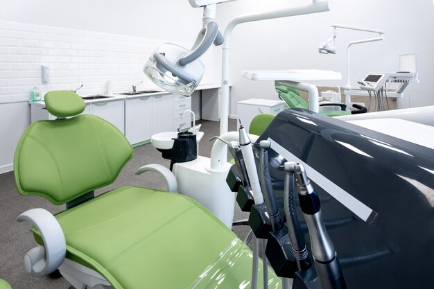Zielony Fotel Dentystyczny I Wyposażenie W Nowoczesnym Centrum Medycznym