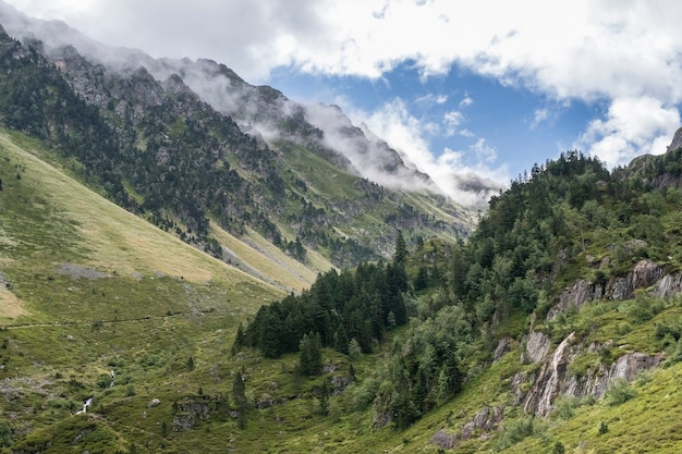 Zielony górski krajobraz w Pirenejach z wodospadem, Francja