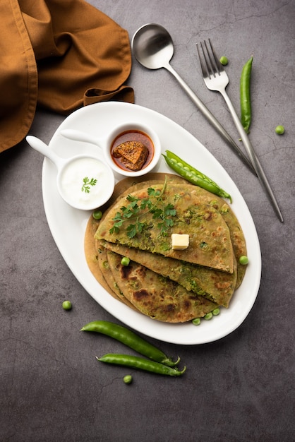 Zielony groszek lub matar ka paratha to danie pendżabskie, czyli indyjskie podpłomyki z mąki pełnoziarnistej i zielonego groszku. Podawany z ketchupem i twarogiem