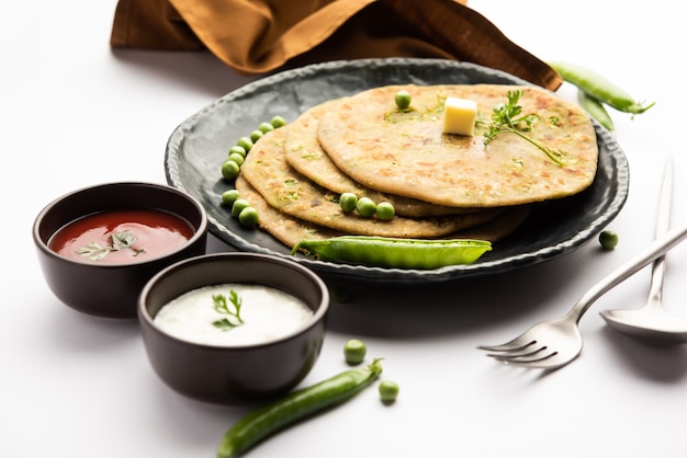 Zielony groszek lub matar ka paratha to danie pendżabskie, które jest indyjskim przaśnym podpłomykiem zrobionym z mąki pełnoziarnistej, groszkiem zielonym. Podawany z ketchupem i twarogiem