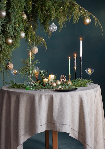 Zielony i złoty wystrój świąteczny na stole na ciemnym tle