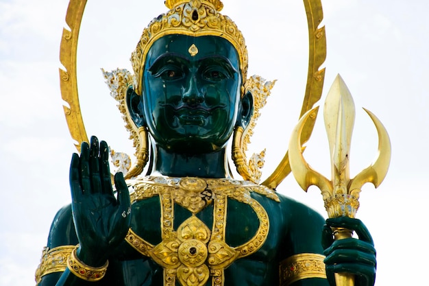 Zielony jadeitowy posąg Indry lub Deva lub Aditya Sanktuarium anioła Thewalai dla Tajów i zagranicznych podróżnych, wizyta i szacunek modlący się w mieście Singburi w prowincjach Sing Buri w Tajlandii