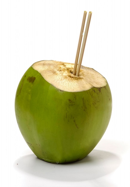 Zielony kokos na białym tle. Woda kokosowa.