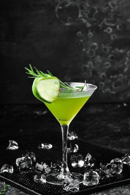 Zielony koktajl alkoholowy z limonką i rozmarynem Na czarnym kamiennym tle Pasek menu
