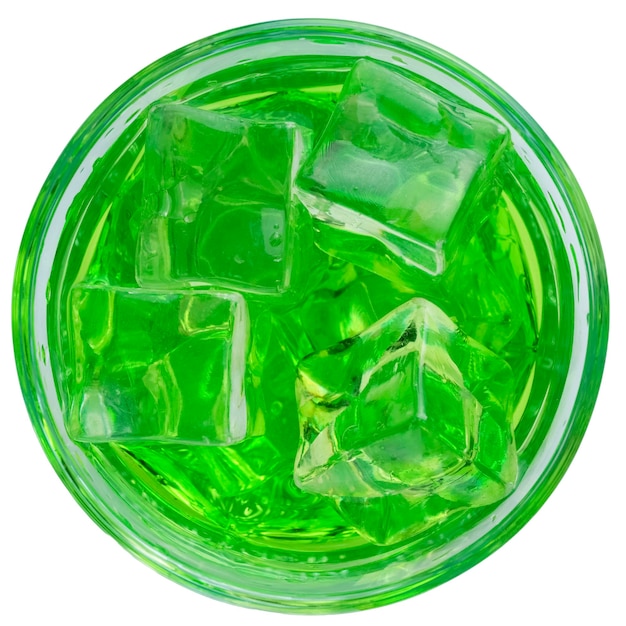 Zielony koktajl alkoholowy z lodem z wódki ginowej