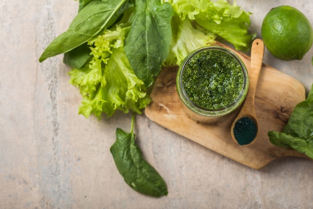 Zielony koktajl ze spiruliną