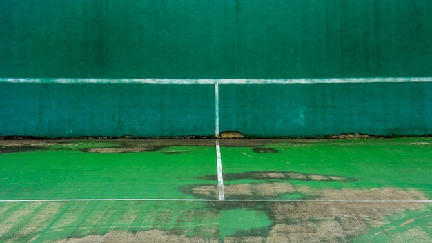 Zdjęcie zielony kort tenisowy i ściana do ćwiczeń