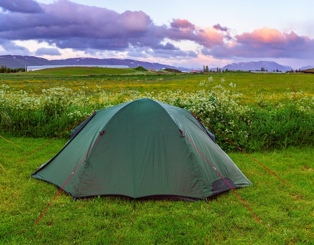 Zielony namiot na kempingu w Islandii podróżuje na zewnątrz latem w tle