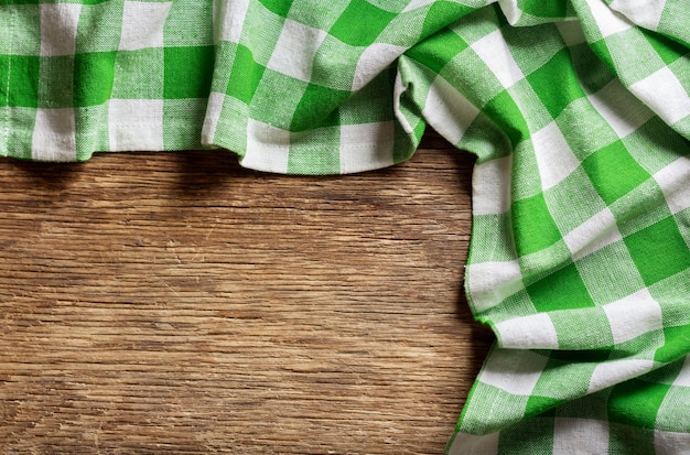 Zielony obrus w kratkę na drewnianym stole