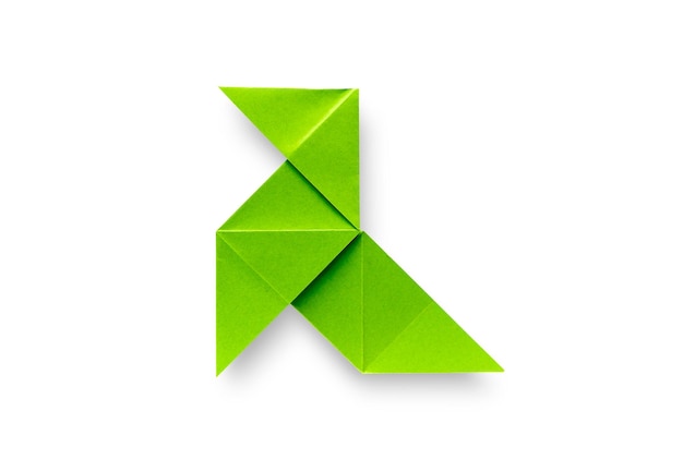 Zdjęcie zielony papier origami z kury na białym tle