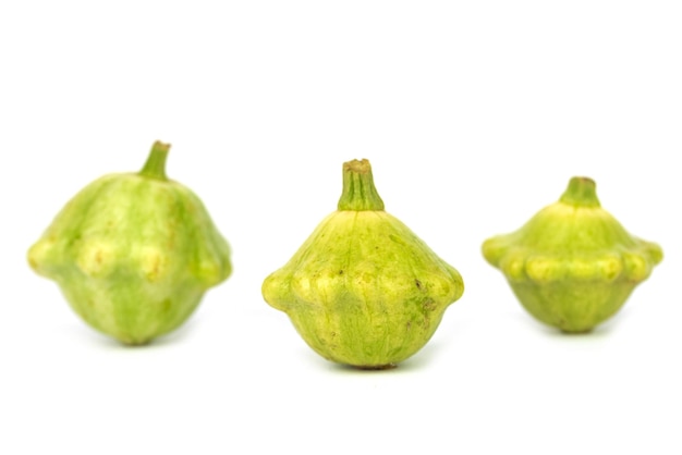 Zielony Pattypan squash (patelnia pasztecika) wyizolowanych na bia?ym tle