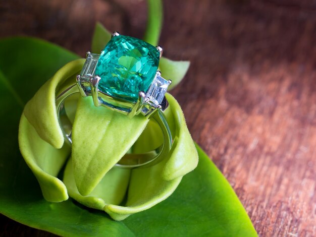 zielony pierścionek z białego diamentu z płatkiem kwiatu ylang-ylang