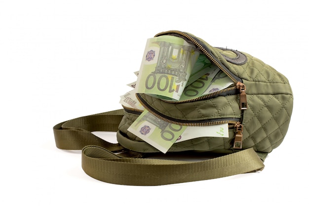 Zielony plecak z banknotami euro na białym tle