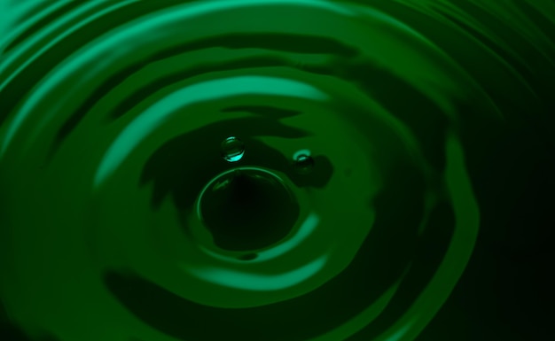 zielony plusk wody z kółkami i kroplą