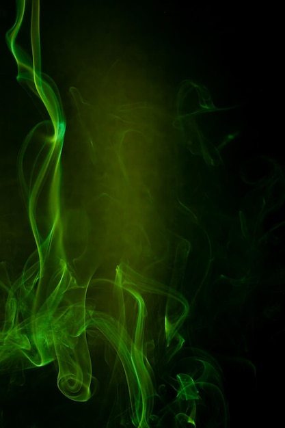 Zdjęcie zielony ruch dymu na czarnym tle