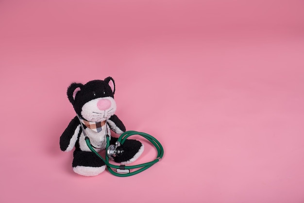 zielony stetoskop na różowym tle