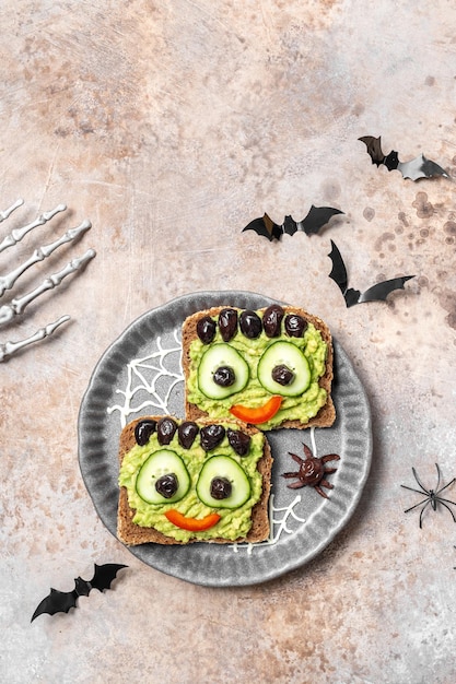 Zdjęcie zielony toast z awokado na halloween.