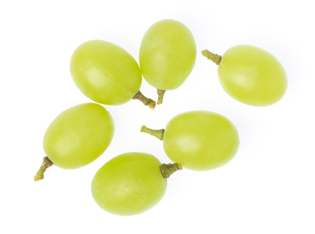 Zielony winogrono odizolowywający na białym tle