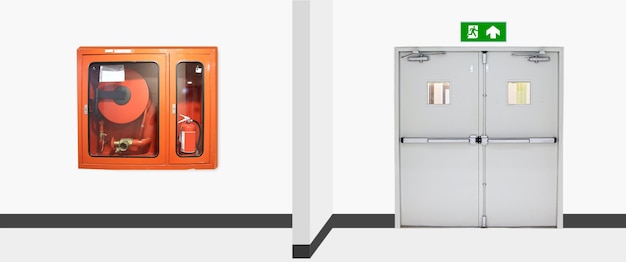 Zielony znak ewakuacyjny lub wyjście przeciwpożarowe na suficie do drzwi z wyjściem drzwiowym i szafką przeciwpożarową w budynku do ewakuacji w przypadku zapobiegania pożarowi i bezpieczeństwa lub zapobiegania i ratownictwa