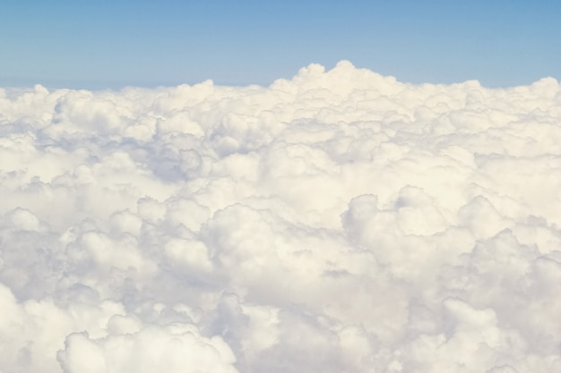 Ziemia i chmury z samolotem na przyrodzie na tle nieba