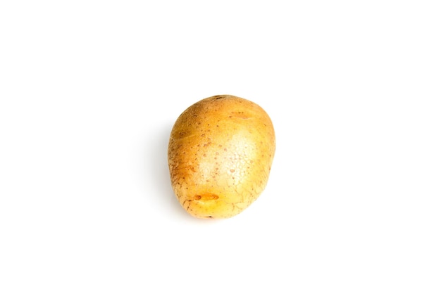 Ziemniak jeden na białym tle