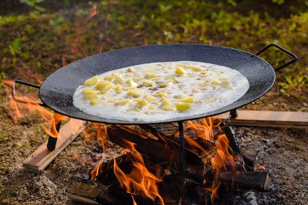 Ziemniak na kuchence talerzowej pługu. Ziemniaki na grillu dyskowym.