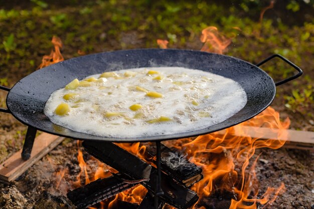 Ziemniak na kuchence talerzowej pługu. Ziemniaki na grillu dyskowym.