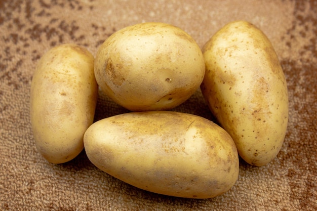 Ziemniaki młode naturalne organiczne Składane ziemniaki z rękawiczkami zbliżenieZbiory świeżych ziemniaków