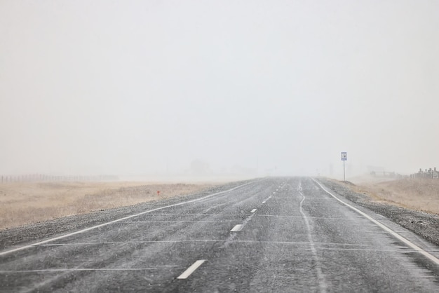 Zima Autostrada Opady śniegu Tło Mgła Słaba Widoczność