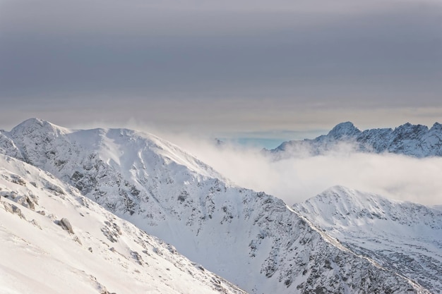 Zimą chmury na Kasprowym Wierchu w Zakopanem w Tatrach. Zakopane to miasto w Polsce w Tatrach. Kasprowy Wierch to góra w Zakopanem i najpopularniejszy teren narciarski w Polsce