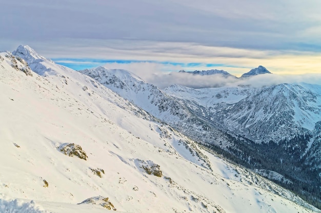 Zimą chmury nad Kasprowym Wierchem w Zakopanem w Tatrach. Zakopane to miasto w Polsce w Tatrach.Kasprowy Wierch to góra w Zakopanem i jest najpopularniejszym terenem narciarskim w Polsce