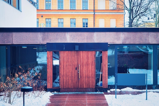 Zimą drzwi wejściowe na Wydział Nauk Społecznych Uniwersytetu Helsińskiego w Finlandii.