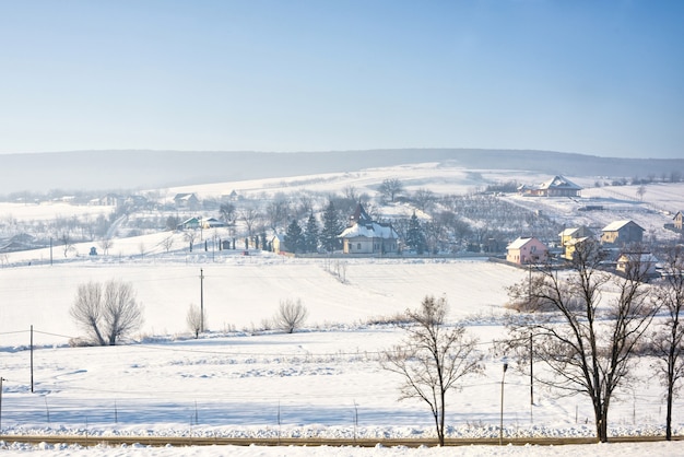 Zima krajobraz Romania wioska z śniegiem