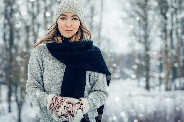 Zima młoda kobieta portret piękna radosna modelka dziewczyna śmiejąca się i bawiąca się w zimowym parku