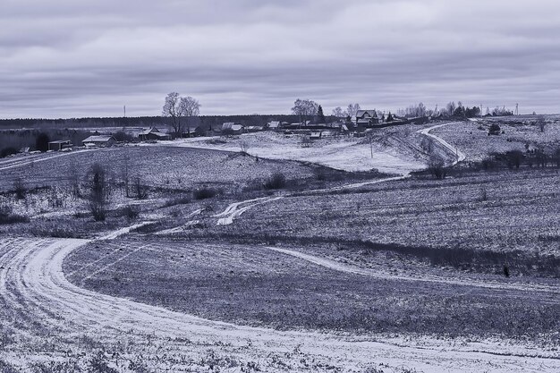 zima na wsi, sezonowy krajobraz, rzeźba terenu, pagórkowaty widok drewniane domy śnieżny krajobraz